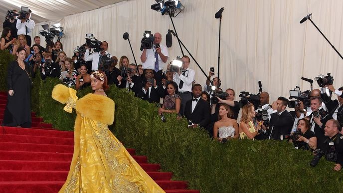 Rihanna na Met Gala v roce 2015 s vlečkou, která připomínala korpus pizzy