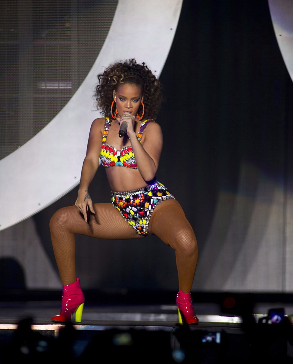 Na koncertech předvádí Rihanna lascivní pózy. Toho pravého ale stále nemá.