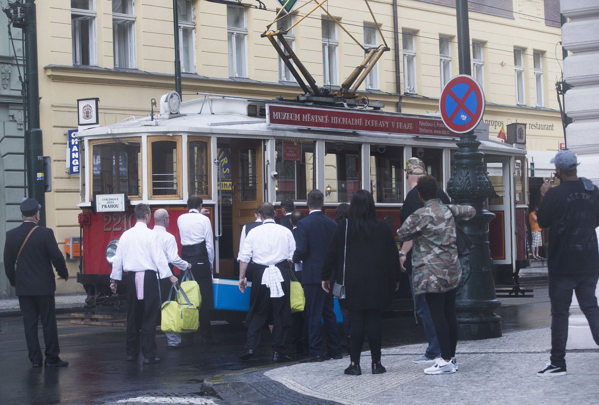 Do tramvaje ji doprovodil početný tým.