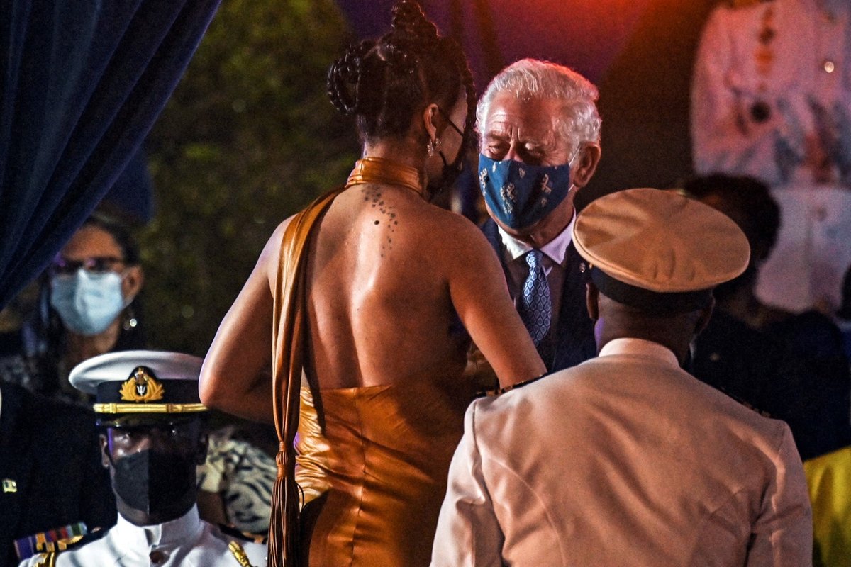 Rihanna 30. 11. 2021 na oslavách u příležitosti odloučení Barbadosu od monarchie a přechodu mezi republiky. Pod šaty už se jí rýsuje těhotenské bříško.