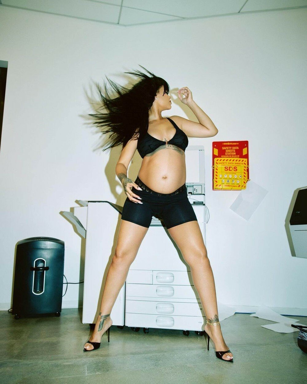 Těhotná Rihanna nafotila spodní prádlo... u kopírky