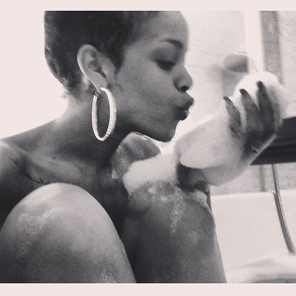 Rihanna si smyslně pohrávala s pěnou.