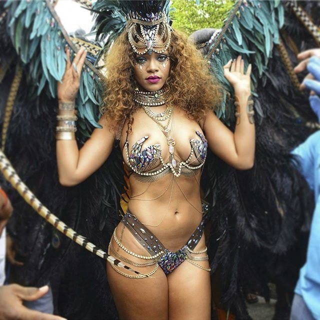 Rihanna na festivalu v rodném Barbadosu. Zpěvačka oblékla odvážný obleček.