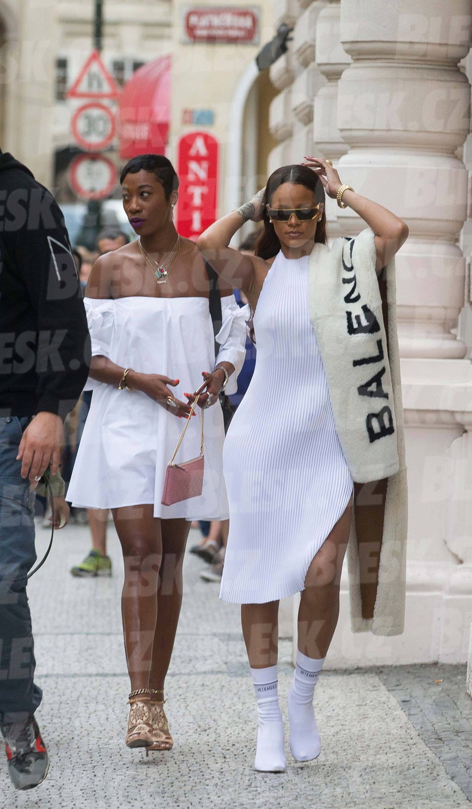 Zpěvačka Rihanna se projela historickou tramvají centrem Prahy.