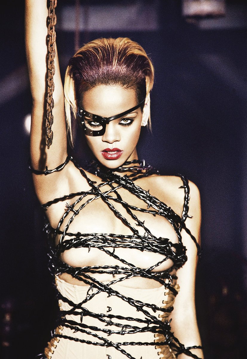 Na obalu nového singlu Rihanna ukázala, jakým sexy způsobem se může využít ostnatý drát