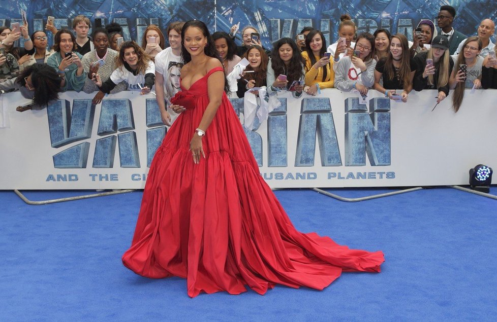 Rihanna v šatech Giambattista Valli na premiéře filmu Valerian (2017)