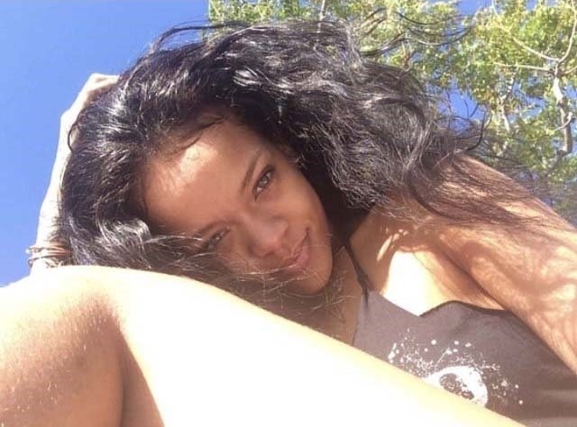 Rihanna své neoholené nohy sdílela na sociální síti Instagram.