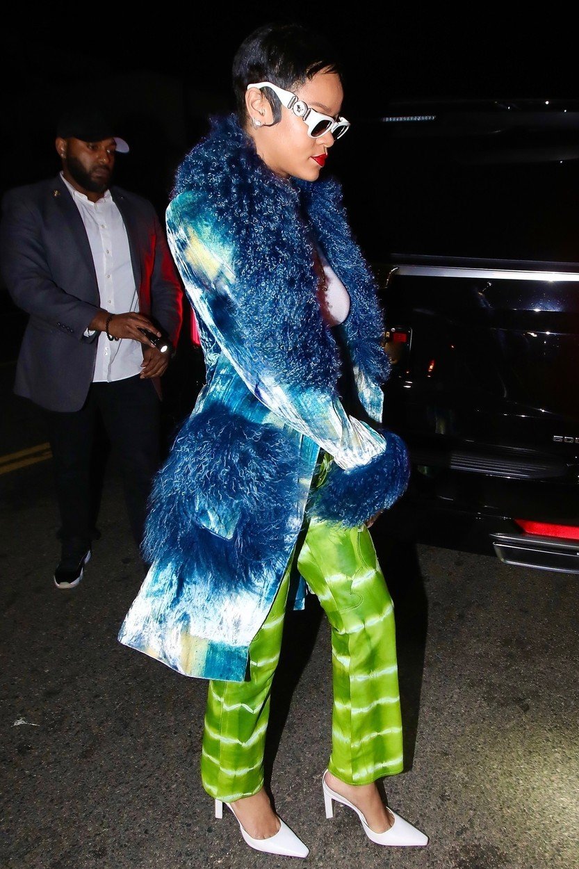 Rihanna překvapila novým účesem i kabátkem za neskutečný balík.