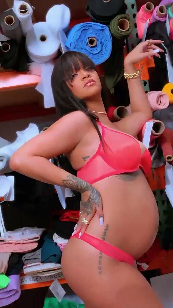 Sexy zpěvačka Rihanna vystavuje těhotenské bříško ve spodním prádle.