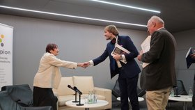 Ministr zdravotnictví Adam Vojtěch a imunoložka Blanka Říhová při debatě o životě po koronaviru (29. 6. 2020)