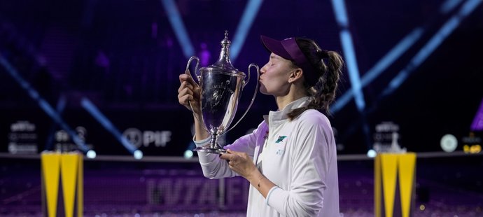 Jelena Rybakinová se radovala z výhry.