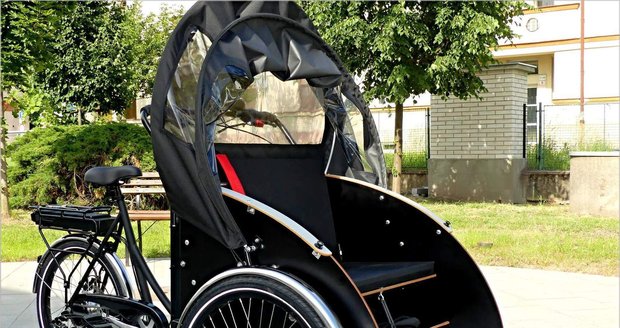 V Břeclavi začala obyvatele Domova seniorů vozit rikša.