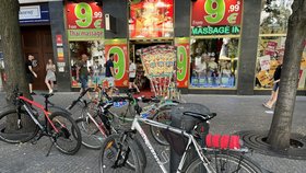 Kovbojka rikši vs. „Jednička“, díl druhý: Praha 1 odstartovala parkování kol před Thajským rájem 