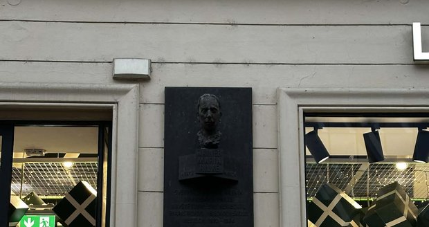 Busta Rainera Maria Rilkeho v ulici Na Příkopě, kterou v roce 2011 vytvořila sochařka Vlasta Prachatická.