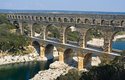 Ve starověkém Římě se pro zásobování měst vodou využívaly akvadukty, kterými se přiváděla voda ze vzdálených pramenů