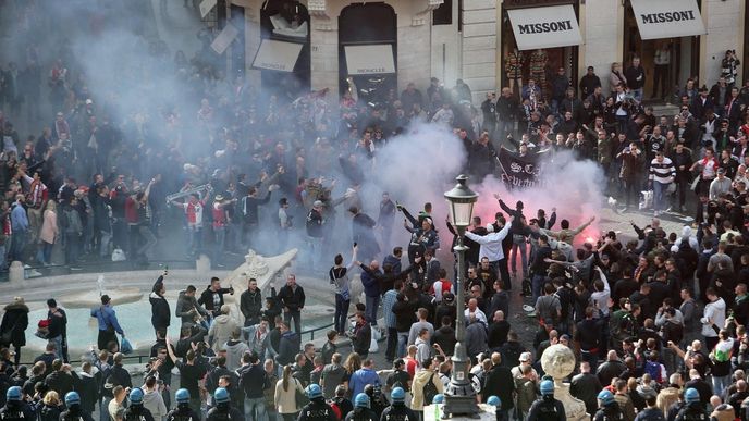 Řádění fanoušků fotbalového týmu Feyenoord Rotterdam v Římě