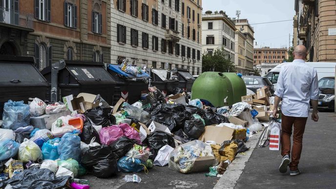 Řím zaplavují hory odpadků.