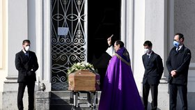 Římské pohřební ústavy se omlouvají, že nemají kam pohřbívat.