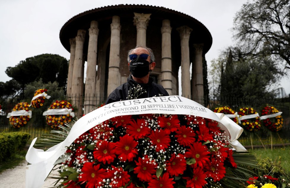 Římské pohřební ústavy se omlouvají, že nemají kam pohřbívat.