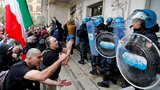Demonstrace proti covidovým pasům jako rejdiště neofašistů: Police v Římě zatýkala