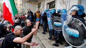 Demonstrace proti covidovým pasům jako rejdiště neofašistů: Police v Římě zatýkala
