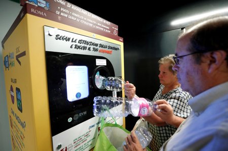 Lidé k recyklaci plastových lahví tak raději používají automaty. U nich se však tvoří dlouhé fronty.