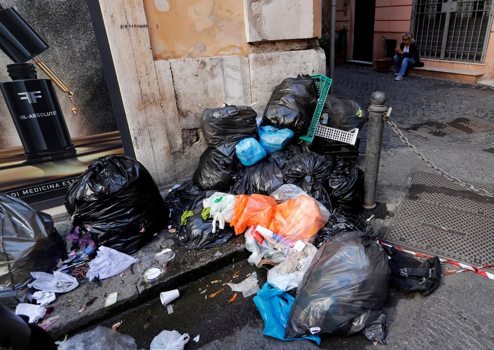 Řím trápí odpadová krize. Odpadky se válí po ulicích a radnice si s nimi neví rady.