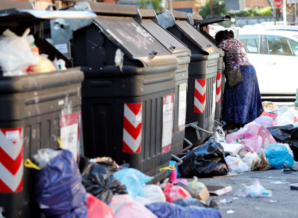 Řím trápí odpadová krize. Odpadky se válí po ulicích a radnice si s nimi neví rady.