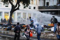 Drsná potyčka uprchlíků s policií: Migranti vzali do rukou kamení i zápalné lahve