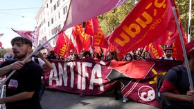 Italové protestovali proti útoku na sídlo odborové centrály poté, co ji napadli odpůrci covidových pasů