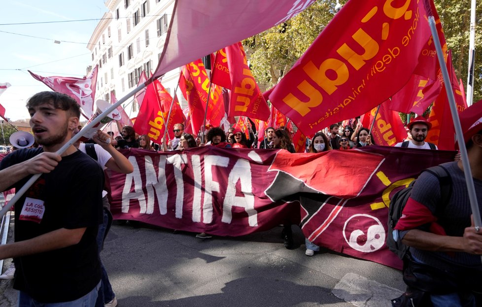 Italové protestovali proti útoku na sídlo odborové centrály poté, co ji napadli odpůrci covidových pasů