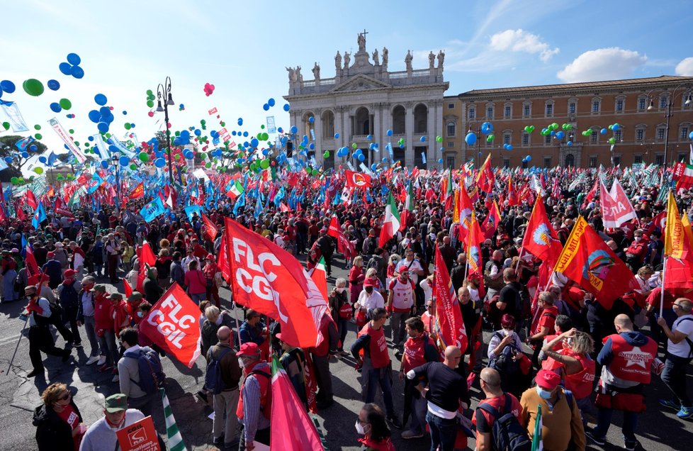 Italové protestovali proti útoku na sídlo odborové centrály poté, co ji napadli odpůrci covidových pasů.