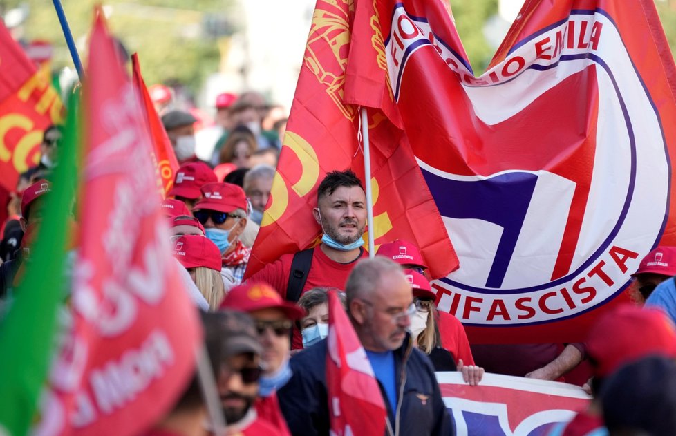 Italové protestovali proti útoku na sídlo odborové centrály poté, co ji napadli odpůrci covidových pasů