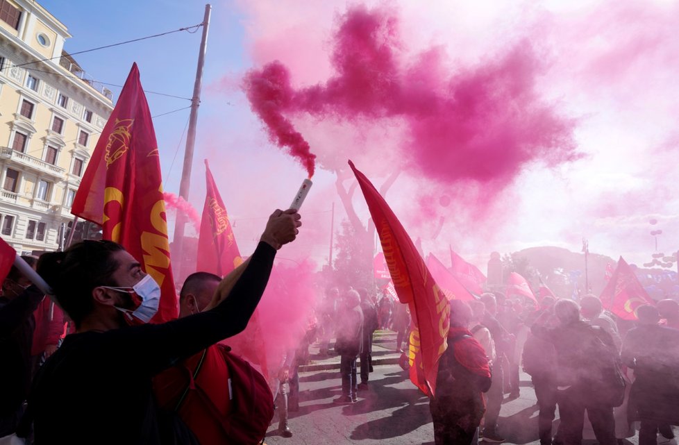 Italové protestovali proti útoku na sídlo odborové centrály poté, co ji napadli odpůrci covidových pasů