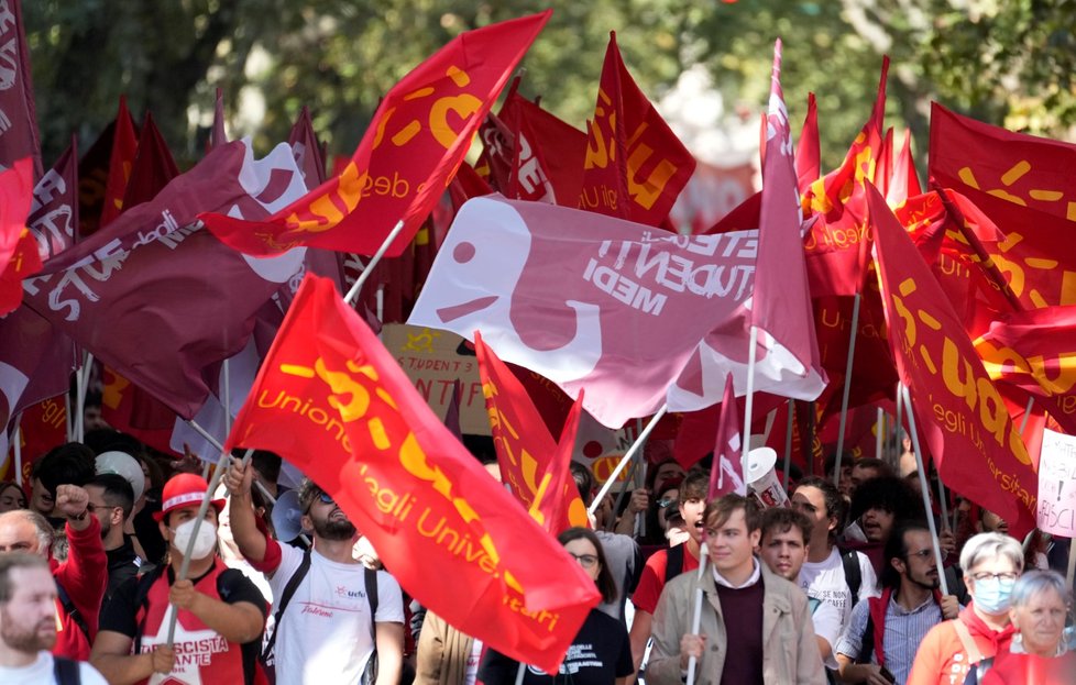 Italové protestovali proti útoku na sídlo odborové centrály poté, co ji napadli odpůrci covidových pasů