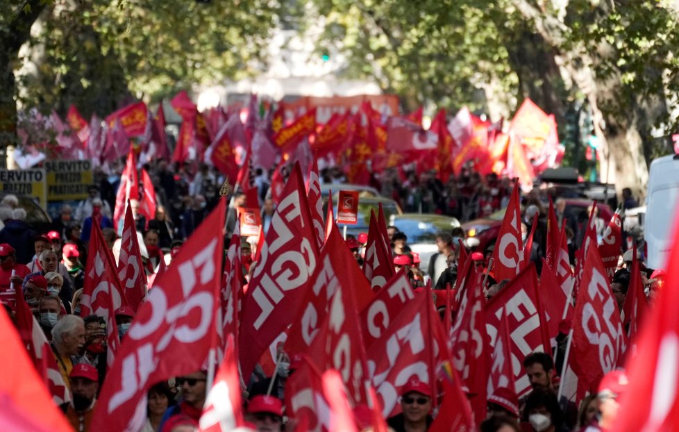 Italové protestovali proti útoku na sídlo odborové centrály poté, co ji napadli odpůrci covidových pasů