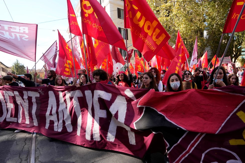 Italové protestovali proti útoku na sídlo odborové centrály poté, co ji napadli odpůrci covidových pasů