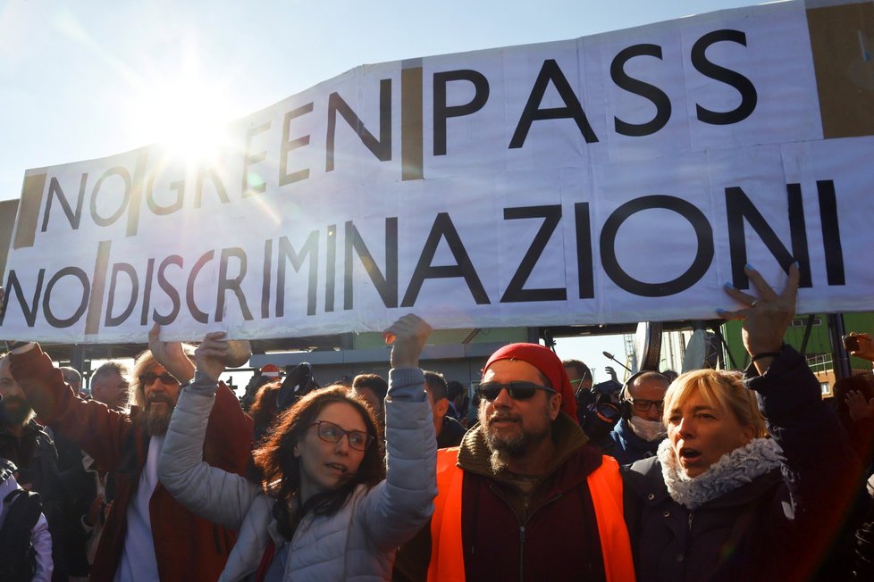 Tisíce Italů protestovaly proti covidovým pasům, zaútočili na sídlo odborové centrály
