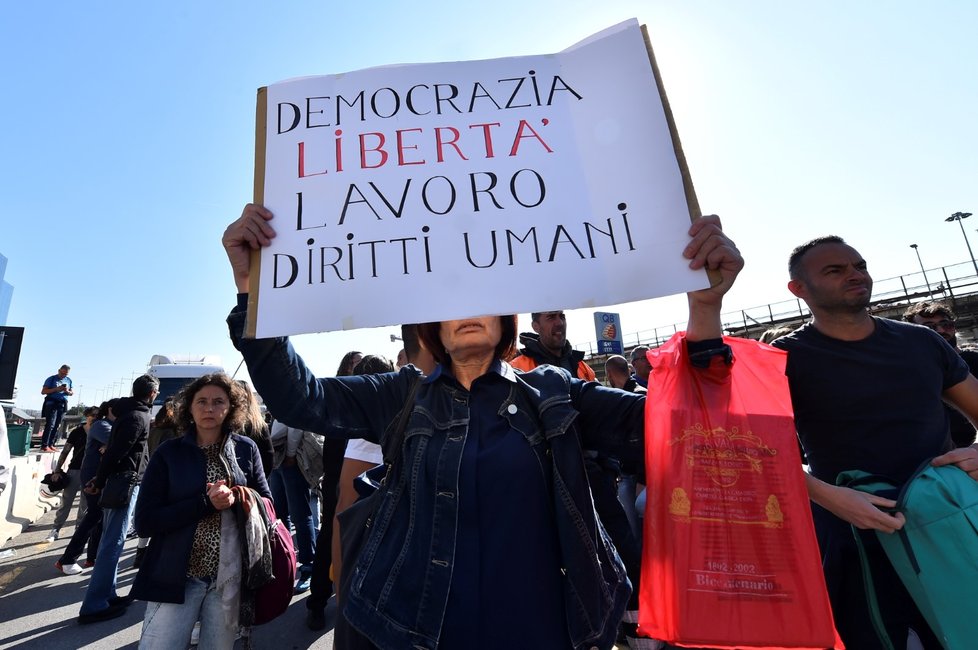 Tisíce Italů protestovaly proti covidovým pasům, zaútočili na sídlo odborové centrály.