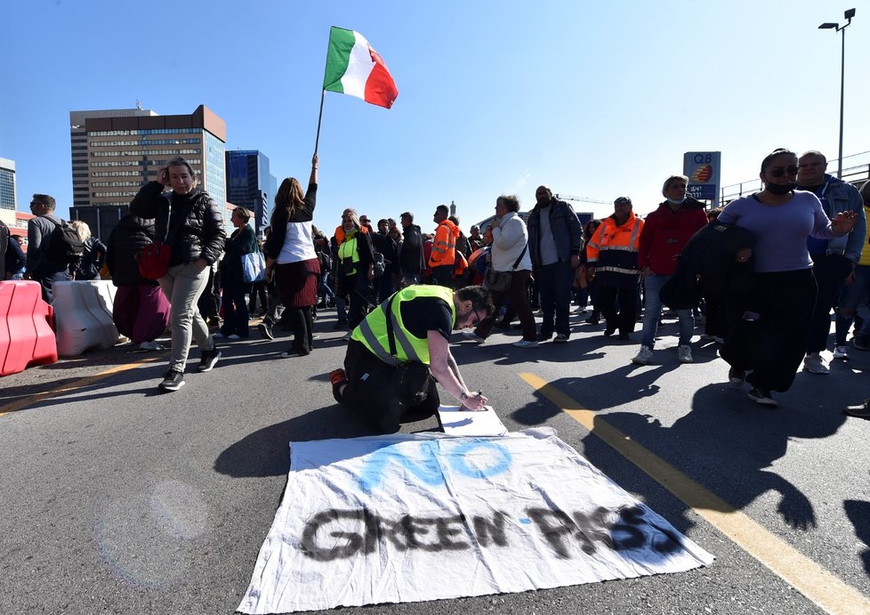 Tisíce Italů protestovaly proti covidovým pasům, zaútočili na sídlo odborové centrály.