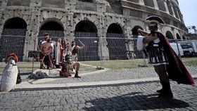 V historických kostýmech už se lidé po Římě pohybovat nemůžou