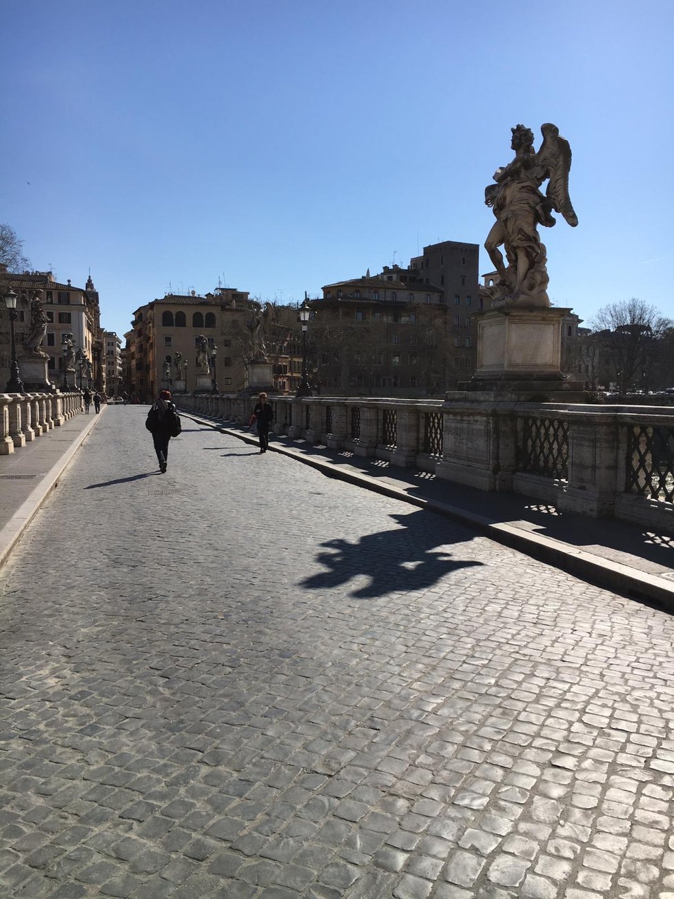 Dříve chaotický Řím plný turistů zeje prázdnotou. Lidé se mohou pohybovat po městě pouze v nutných případech.
