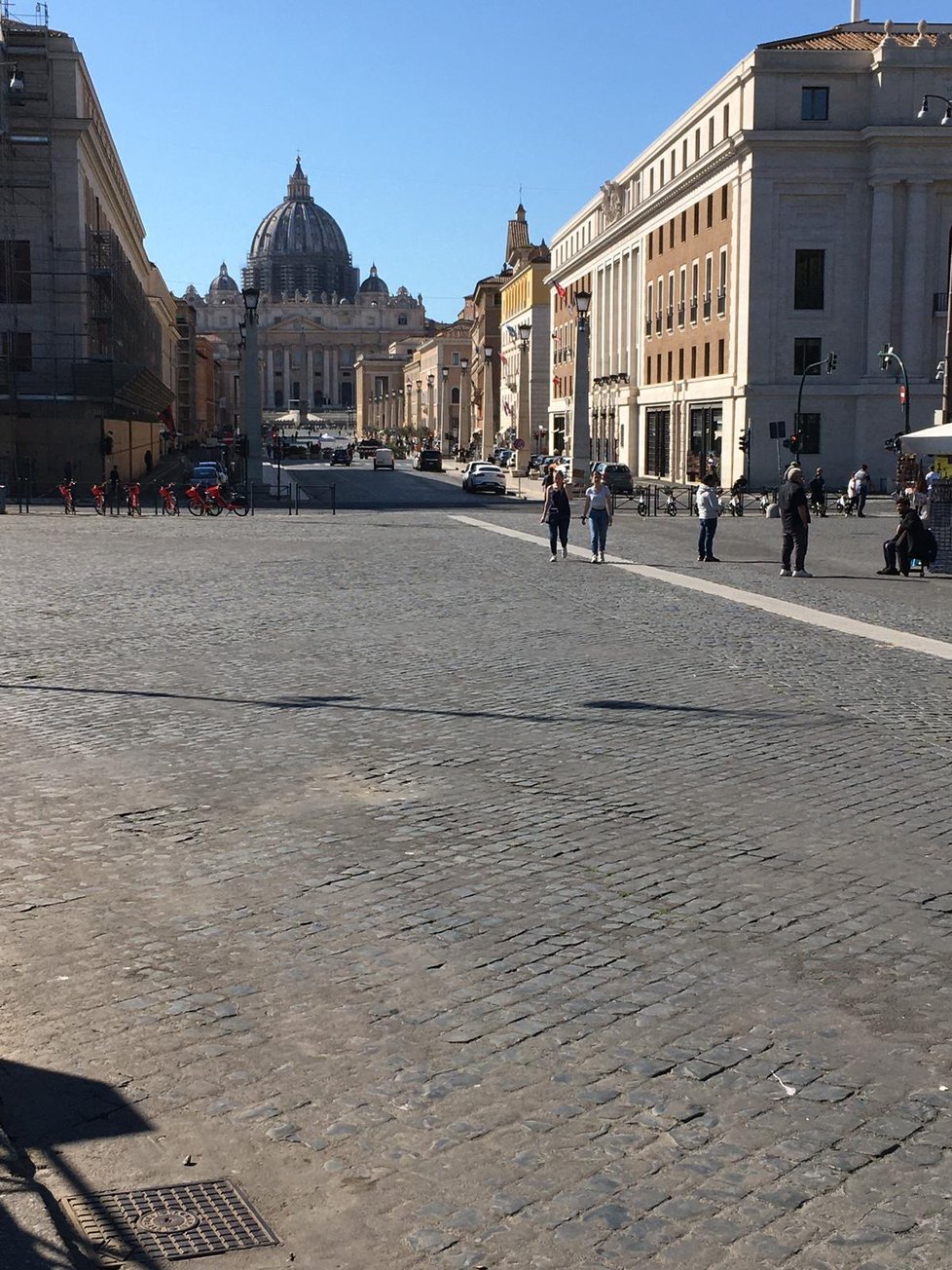 Dříve chaotický Řím plný turistů zeje prázdnotou. Lidé se mohou pohybovat po městě pouze v nutných případech.