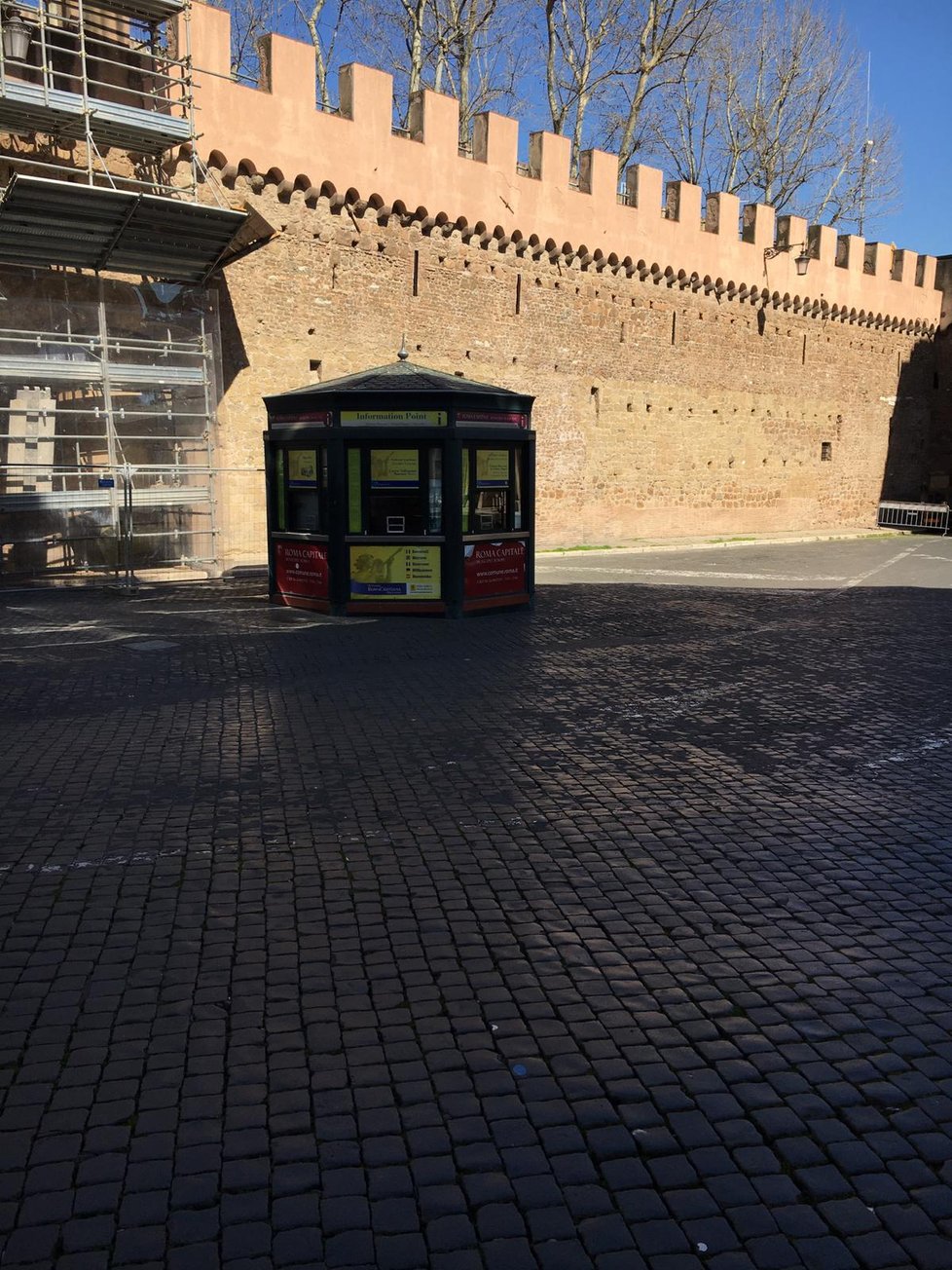 Dříve chaotický Řím plný turistů zeje prázdnotou. Lidé se mohou pohybovat po městě pouze v nutných případech.