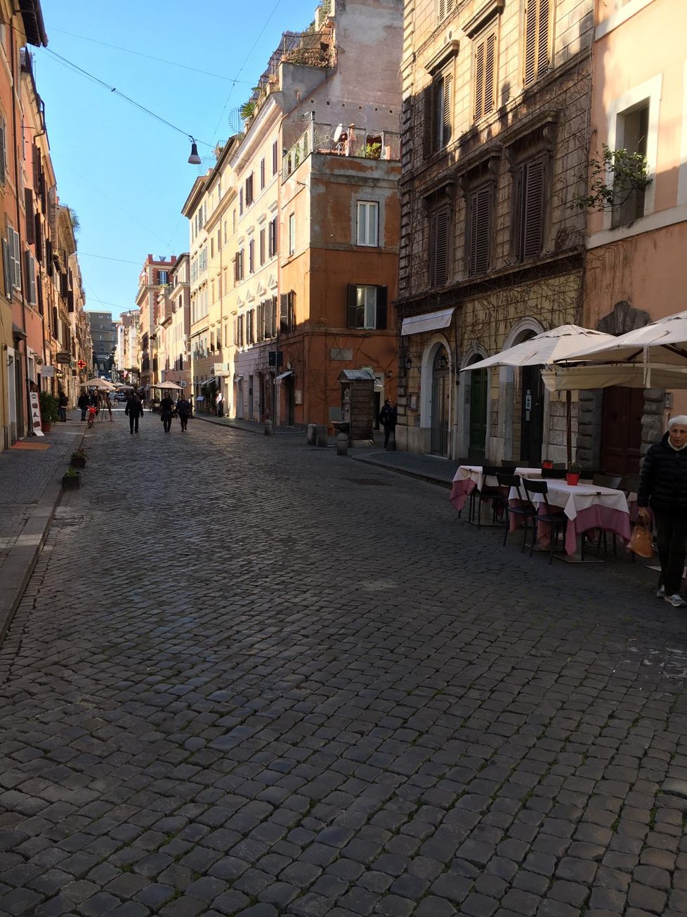 Dříve chaotický Řím plný turistů zeje prázdnotou. Lidé se mohou pohybovat po městě pouze v nutných případech.