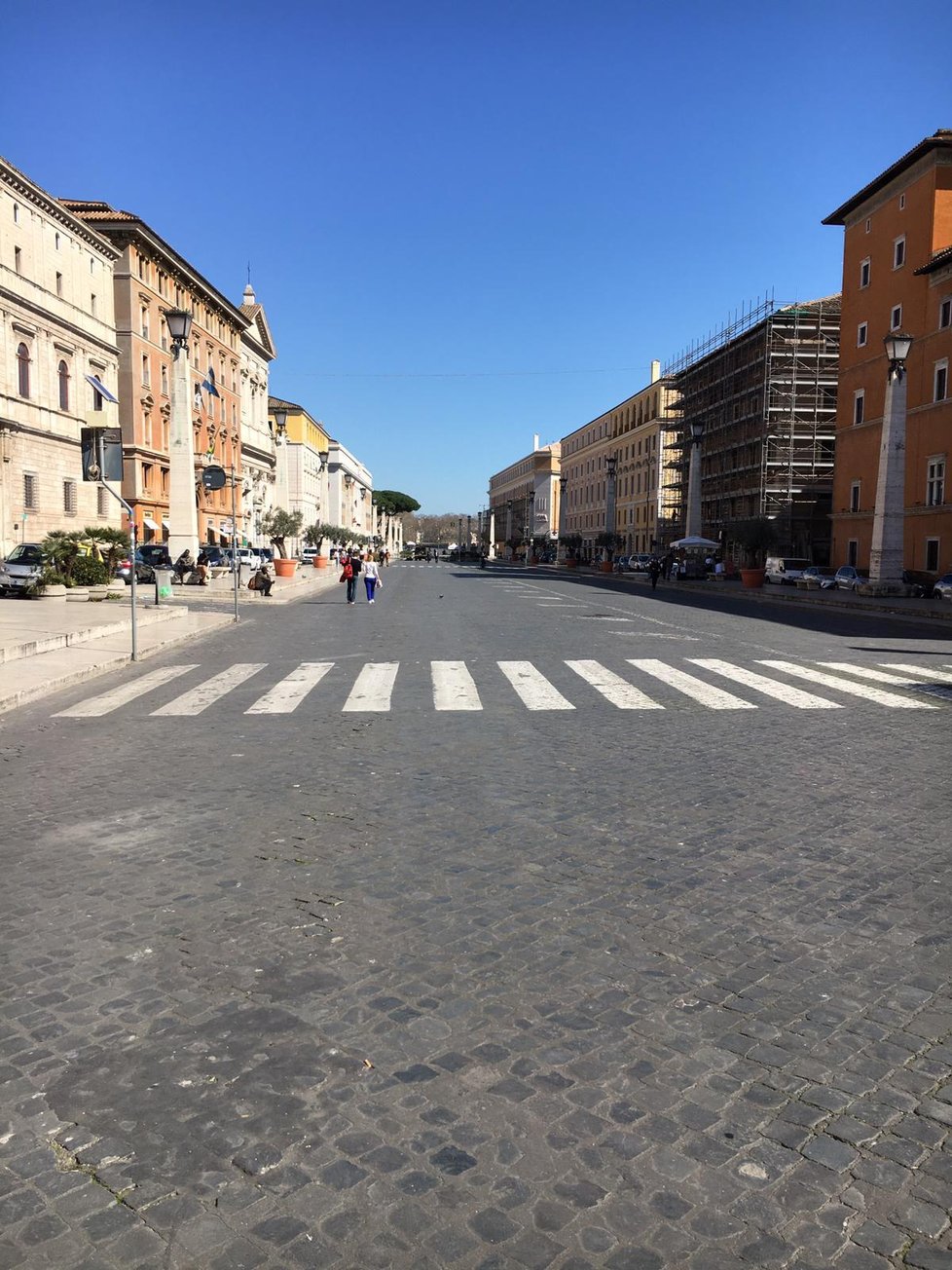 Dříve chaotický Řím plný turistů zeje prázdnotou. Lidé se mohou pohybovat po městě pouze v nutných případech.