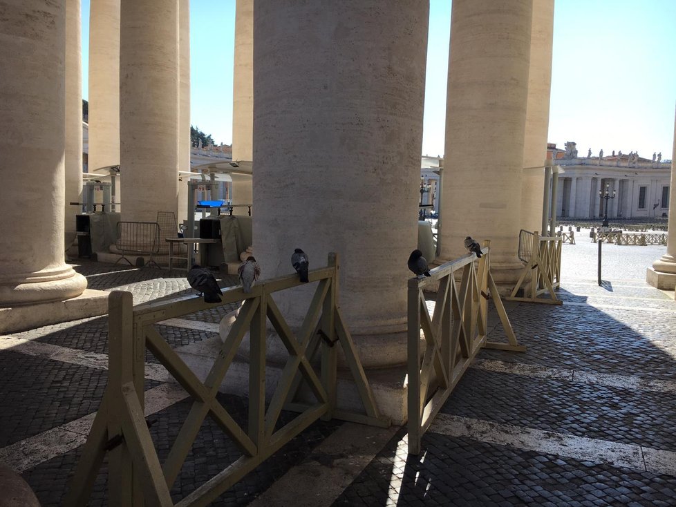 Dříve chaotický Řím plný turistů zeje prázdnotou. Lidé se mohou pohybovat po městě pouze v nutných případech.