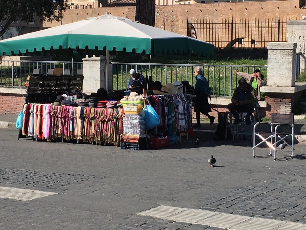 Dříve chaotický Řím plný turistů zeje prázdnotou. Lidé se mohou pohybovat po městě pouze v nutných případech.