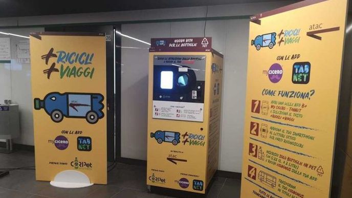 Automat, který za plastové lahve vydá jízdenku na metro