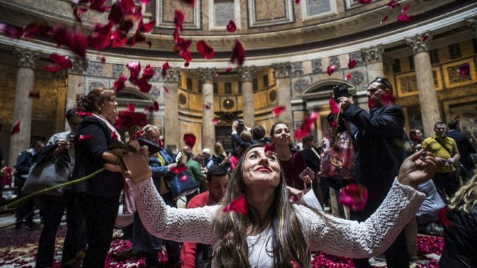 V neděli 9. června těsně po mši tucet hasičů začalo z otvoru ve střeše římského Pantheonu zvaného okulus sypat kvanta okvětních plátků růží, konkrétně 24 kilogramů.